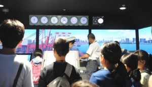 商船三井、小中学生32人が大型コンテナ船の船長体験