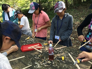 佐川急便、社有林に子供20人招き交流