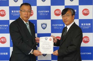 双日ロジスティクス、AEO通関業者の認定取得 ▲左:平川真淳氏(双日ロジスティクス)長)、右:大川浩氏(東京税関長)
