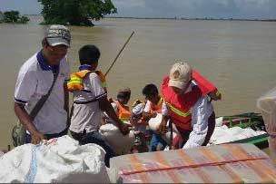 洪水により被災地は水没しているため、物資はボートへの引渡しとなった。