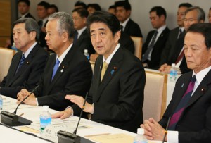 安倍首相、来夏までにドローン宅配の制度整備方針