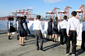 商船三井、2高校の見学受け入れ教育支援