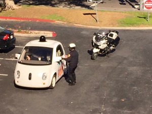 グーグルの自動運転車、遅すぎて警官が停止求める