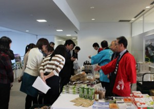 「日通の森」設置の飯豊町など2町が日通本社で販売会