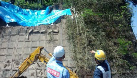 九州地方整備局、グリーンロード南阿蘇の崩落土砂撤去6