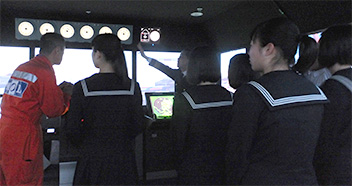 商船三井が釜石中の生徒29人招待、操舵体験に挑戦