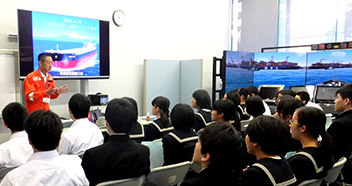 商船三井が釜石中の生徒29人招待、操舵体験に挑戦