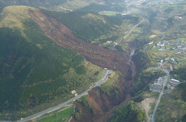 九州地整局、阿蘇大橋地区の斜面崩壊復旧に着手