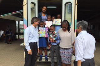 川崎汽船、南アフリカの子供達へ図書の海上輸送を協力2