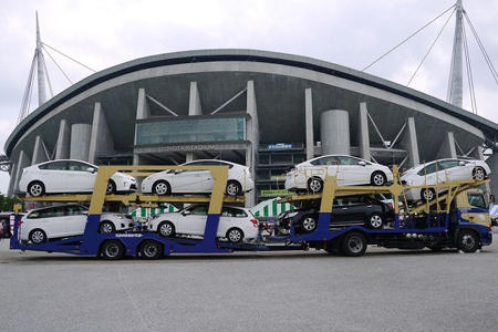 トヨタ輸送、豊田スタジアムで車両運搬用トレーラーを展示1