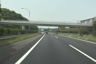 国交省、九州道の緑川PAで落橋した跨道橋撤去完了1