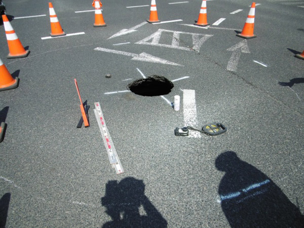 水戸市の国道交差点で陥没 3 6メートルの空洞確認