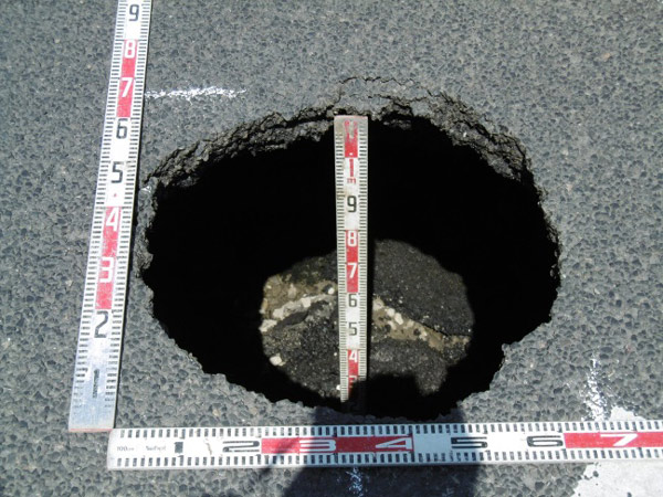 水戸市の国道交差点で陥没、3.6メートルの空洞確認