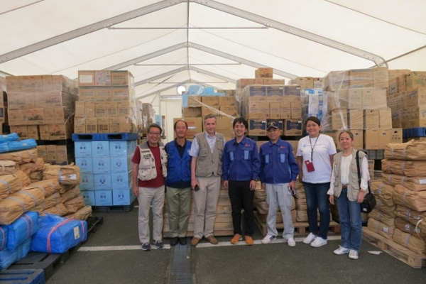国連WFP、熊本訪問し現地に開設した可動式倉庫を視察1