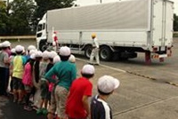 UDトラックス、大型トラック使用し小学生に交通安全教室2