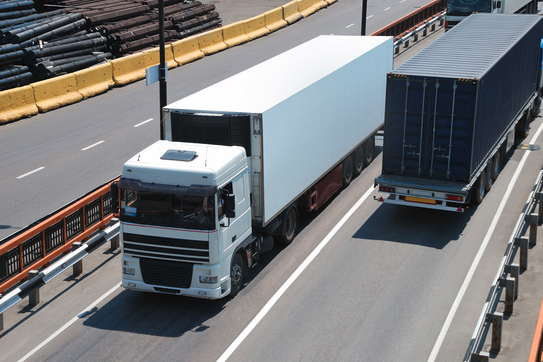 クロブ、物流業向けにトラックのリース事業で提携