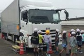 UDトラックス、大型トラック使用し小学生に交通安全教室