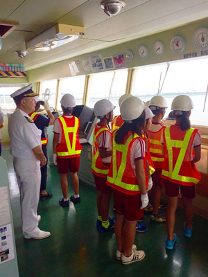 川崎汽船、小学生ら40人招き自動車船の船内見学開催