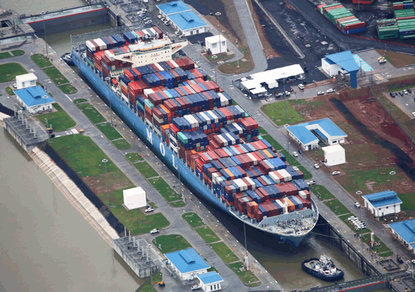 商船三井の大型コンテナ船が｢拡張パナマ｣初通峡