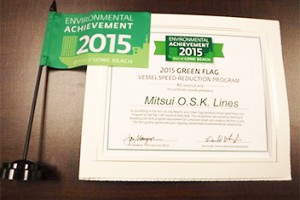 ▲ロングビーチ港のGreen Flag Award証書と記念旗