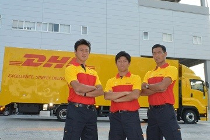 DHLジャパン、浦和レッズ選手がキャンペーン商品配達2