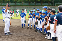 日通野球部、侍ジャパン小久保監督らと小学生に野球教室2
