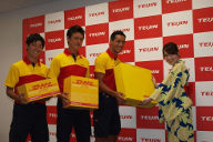 DHLジャパン、浦和レッズ選手がキャンペーン商品配達