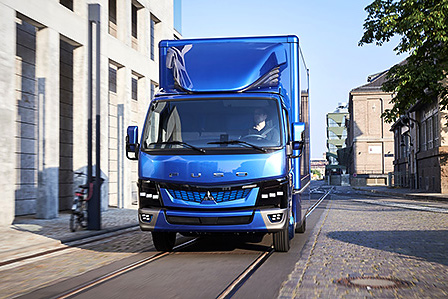 三菱ふそう、電気トラックの新型モデルを世界初公開