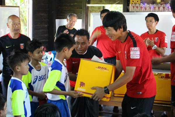 DHL、浦和レッズとミャンマー小学校へユニフォーム輸送2