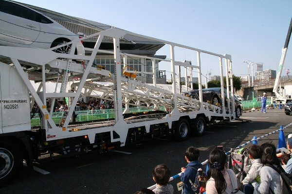 トヨタ輸送、子供向けイベントで車両の積込み実演