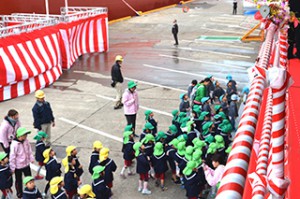 商船三井、新造船竣工式で園児ら84人に餅まきイベント