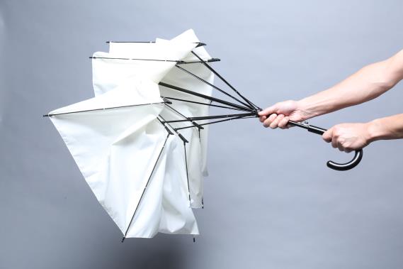 日本郵便、自ら折れて受け流す雨傘を限定販売3