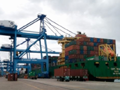 ▲貨物流通量が増え続けるケニアのモンバサ港。JICAの支援により拡張整備が進む