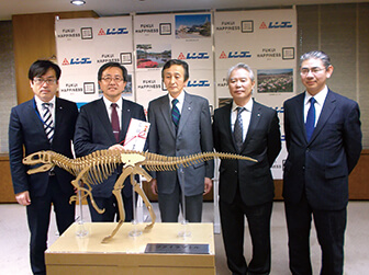 レンゴー、福井県に段ボール製恐竜クラフトを寄贈