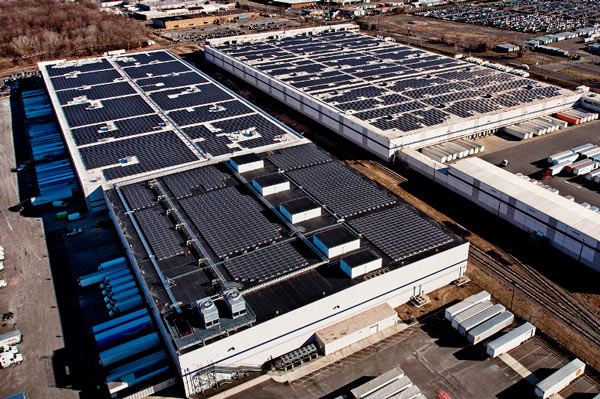 米アマゾン、50の物流施設に太陽光パネル敷設