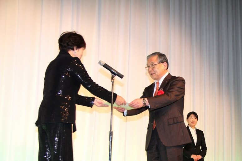 SGHD、故･漆崎前取締役がリーダーアワード受賞