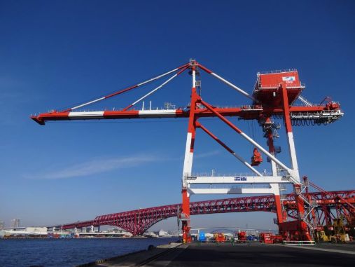 大阪港 17列対応コンテナクレーンの供用開始