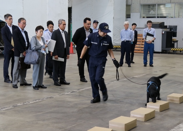 東京税関 サモア財務大臣の視察受入れ 東京税関 サモア財務大臣の視察受入れ