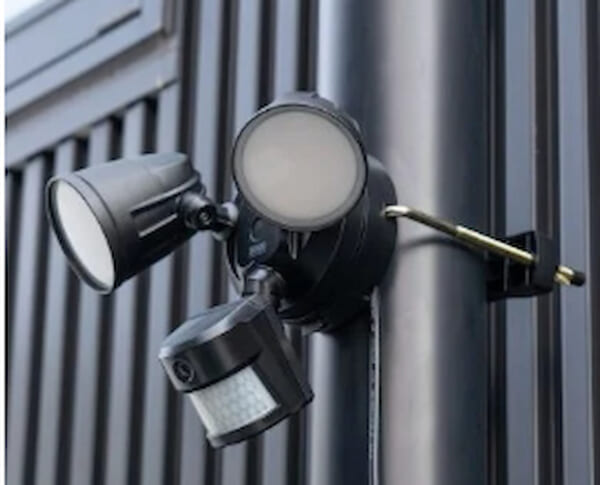 サンワS、防犯カメラ一体型LEDライト発売 | LOGISTICS TODAY