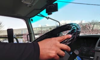 男性トラック運転手の賃金7.4％増、全ト協調査