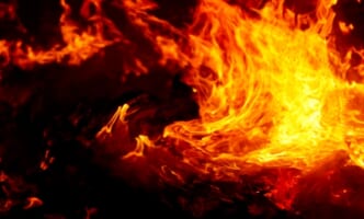 アマゾン茨木倉庫火災で消火作業続く、370人避難