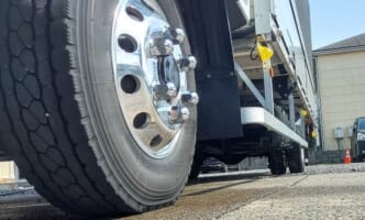 冬タイヤ未装着立往生は処分も、国交省呼びかけ