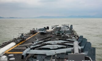 海峡再開遠く、物流を止める3つの壁